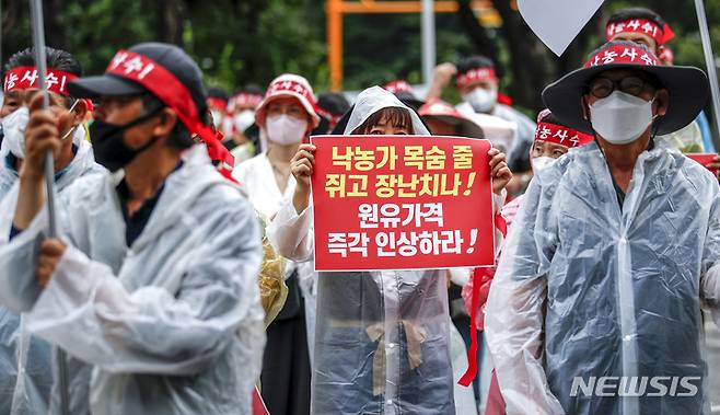 [서울=뉴시스] 정병혁 기자 = 한국낙농우육협회 서울우유연합지회 관계자들이 11일 오후 서울 중랑구 서울우유 본사 앞에서 열린 낙농기반 사수 결의대회에서 피켓을 들고 있다.  2022.08.11. jhope@newsis.com