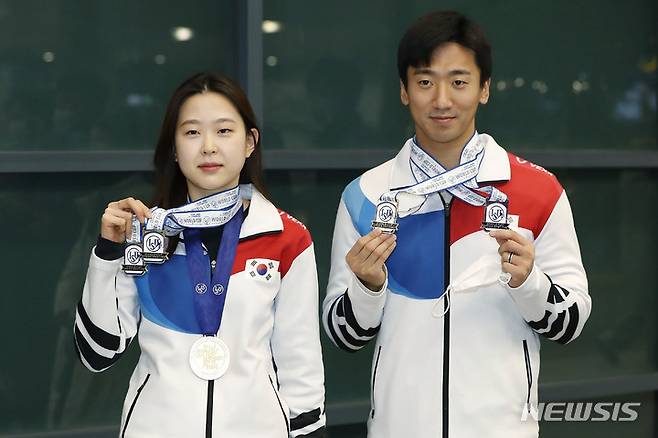 [인천공항=뉴시스] 최동준 기자 = 국제빙상경기연맹 스피드스케이팅 월드컵 남녀 500m 금메달을 차지한 김준호, 김민선이 20일 인천국제공항을 통해 귀국해 포즈를 취하고 있다. 2022.12.20. photocdj@newsis.com