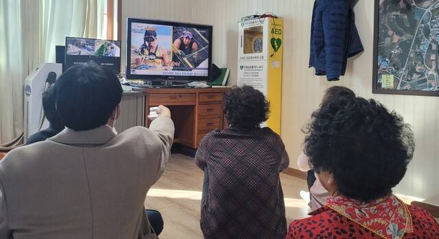 전북 진안군의 한 마을회관에서 주민들이 TV 속 자막으로 표시되는 군 정책홍보 서비스를 확인하고 있다. 군은 307개 전체 마을회관에 대한 공공 와이파이 구축을 최근 완료했다. 사진제공=진안군청