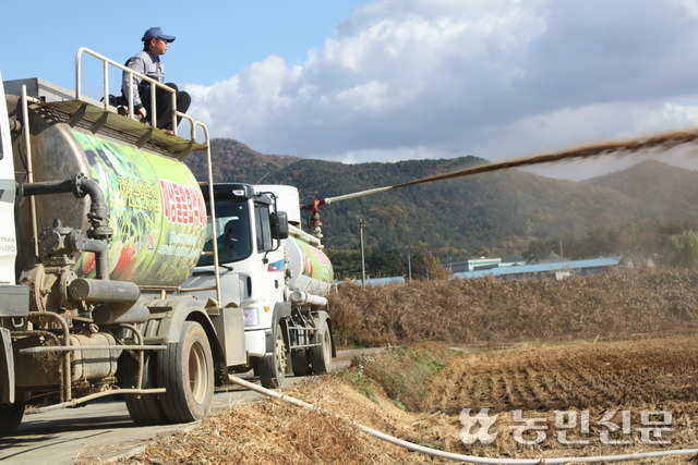 가축분뇨로 만든 액비를 농경지에 살포하는 모습. 기사 내용과 관련 없음. 사진제공=농민신문DB