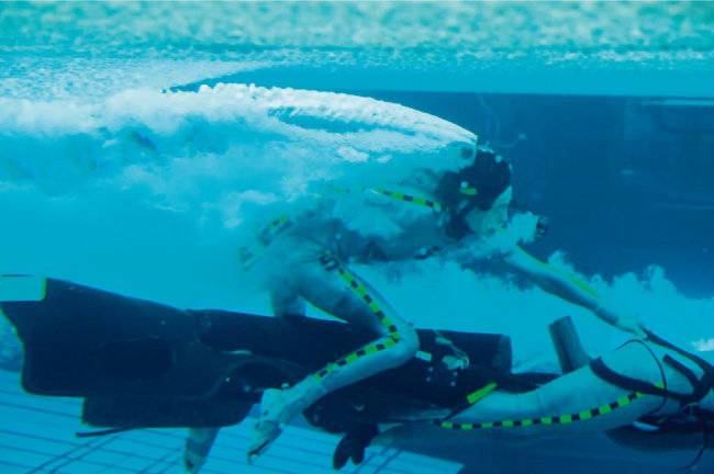 촬영을 위해 특수 제작한 수중 이동 수단은 영화 속에서 바다생물로 변한다. [존 랜도 페이스북 ]