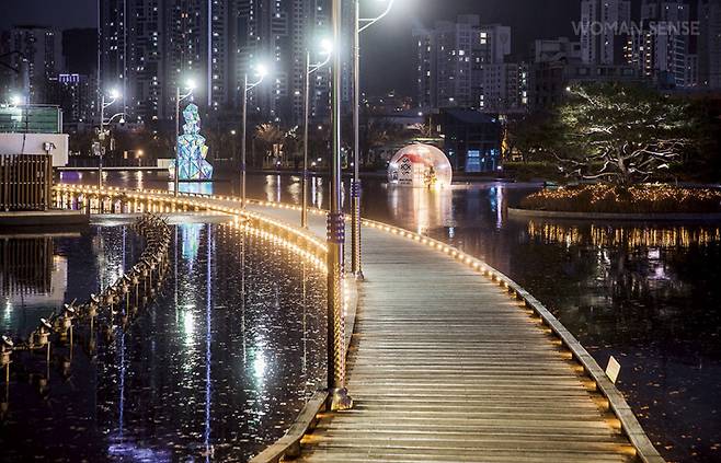 2030세계엑스포 부산 유치를 기원하는 부산 희망드림 빛축제는 부산시민공원 남1문, 북문 일원에서 2월 28일까지 이어진다. 문의 051-850-6000