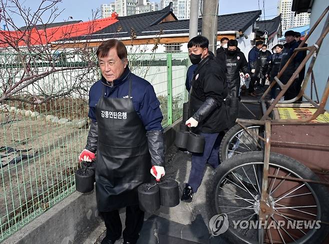 연탄 나눔 봉사하는 김기영 강릉시의회 의장  [연합뉴스 자료사진]