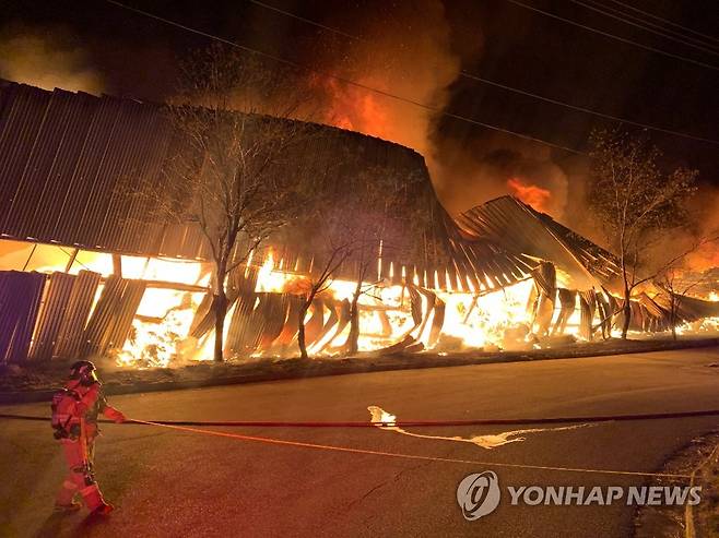 불길에 휩싸인 양양 생활폐기물 소각장 (양양=연합뉴스) 27일 오전 0시 10분께 강원 양양군 양양읍 화일리 생활폐기물 소각시설에서 불이 나 소방대원들이 진화하고 있다.
    불은 한때 인근 야산으로 번져 1시간 30여 분만에 진화됐으나 소각시설 화재는 여전히 큰 불길이 잡히지 않은 상태다. 2022.12.27 [강원도소방본부 제공. 재판매 및 DB 금지] conanys@yna.co.kr