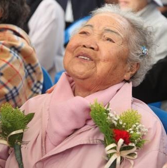 '위안부' 피해자 이옥선 할머니 별세 (서울=연합뉴스) 일본군 '위안부' 피해자인 이옥선 할머니가 건강 악화로 26일 밤 별세했다. 향년 94세. 
    대구 출신인 이 할머니는 16살 때 중국 만주 위안소로 끌려가 일본군 성노예로 고초를 겪은 뒤 해방 직후 귀국했다.
    2014년부터 충북 보은 속리산 법주사 근처 거처와 나눔의 집을 오가며 생활하다가 2018년 나눔의집에 정착했다. 2022.12.27 [나눔의 집 제공. 재판매 및 DB 금지] photo@yna.co.kr