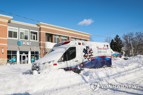 미국 뉴욕주(州) 버펄로에서 눈 속에 갇힌 앰뷸런스  [로이터 연합뉴스 자료사진. 재판매 및 DB 금지]