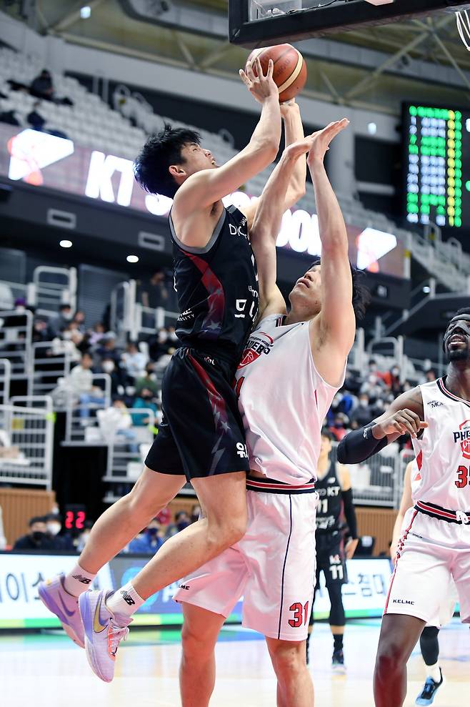 kt 하윤기가 27점 6리바운드로 맹활약하며 3연승을 거두며 탈꼴찌를 이끌었다. [KBL 제공]