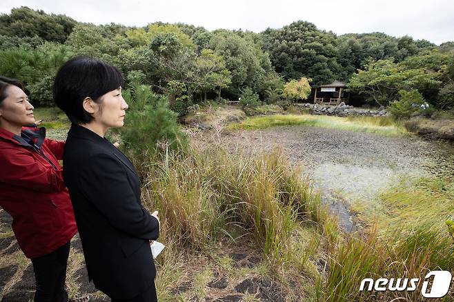 한화진 환경부장관이 지난 10월13일 오후 제주 조천읍에 위치한 동백동산습지센터를 방문, 동백동산 습지보호지역을 둘러보며 람사르습지도시 운영 및 관리 현황에 대한 설명을 듣고 있다. (환경부 제공) 2022.10.13/뉴스1