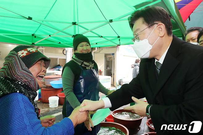 이재명 더불어민주당 대표가 28일 광주 광산구 송정5일시장을 방문해 상인들과 인사를 나누고 있다. 2022.12.28/뉴스1 ⓒ News1 조태형 기자