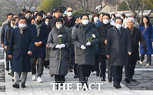 김경수 전 경남도지사가 28일 오전 경남 김해시 진영읍 봉하마을 노무현 전 대통령 묘역을 참배하고 있다.