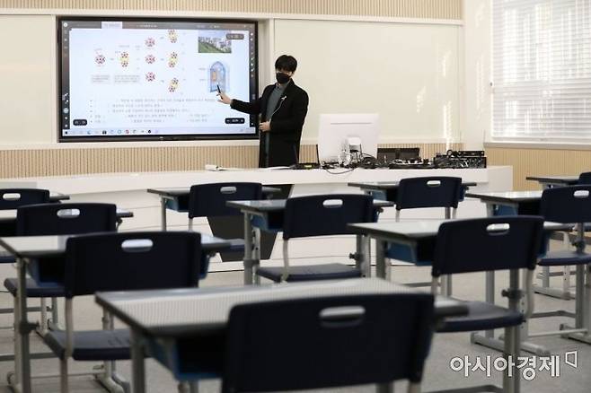 2022 대학수학능력시험을 일주일 앞두고 전국 모든 고등학교에서 코로나19 방역 대책으로 원격 수업이 시작된 지난해 11월 11일 서울 잠실고등학교에서 교사가 학생들과 원격수업을 진행하고 있다./김현민 기자 kimhyun81@