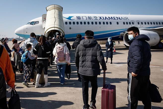 지난 26일 승객들이 중국 푸젠성 샤먼 공항에서 베이징행 여객기에 탑승하고 있다./EPA 연합뉴스