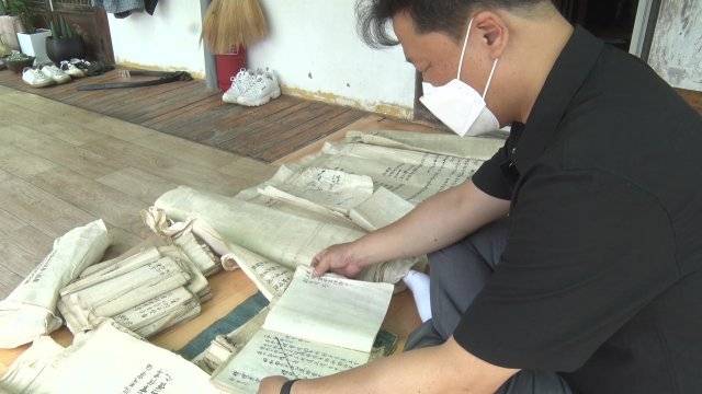 올 7월 8일 문화재청과 함께 민간 기록유산 실태 조사에 나선 고문헌과콘텐츠연구소 연구원들이 충북 음성군에 있는 운곡서원에서 기록물들을 살펴보고 있다. 문화재청 제공