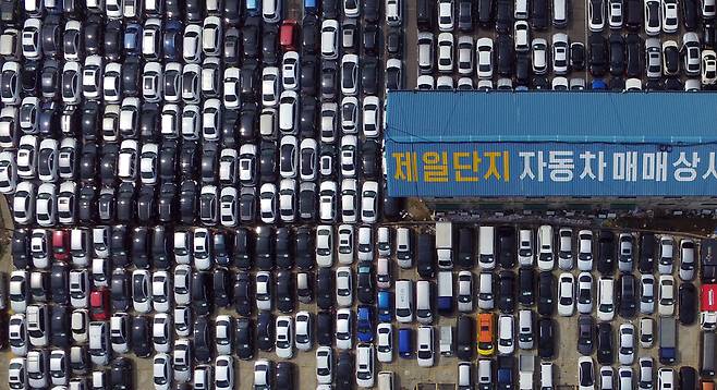 경기도 수원시 북수원자동차매매단지에 판매용 차량이 늘어서 있다. 연합뉴스