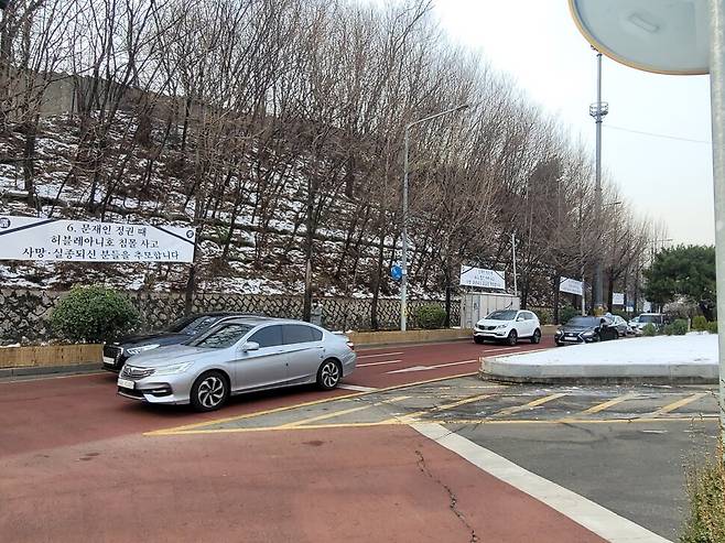 극우단체가 집회신고를 한 뒤 내건 펼침막. 밀양 세종병원 화재 사고 등 지난 5년간 발생한 재난·참사 14건에 대한 추모 펼침막을 만들어 이태원 희생자 시민분향소 맞은편에 걸어두었다. 장예지 기자