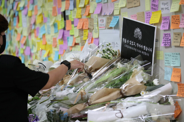 지난 9월18일 서울 중구 신당역에 마련된 ‘신당역 스토킹 살인사건’ 피해자 추모 공간에 시민들이 적은 추모 메시지가 붙어 있다. 같은 달 14일 신당역에서 순찰 중이던 여성 역무원을 남성 직장 동료가 살해한 사건이 벌어졌다. 백소아 기자 thanks@hani.co.kr