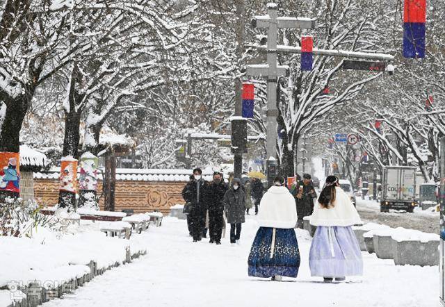 23일 여행객들이 전주 한옥마을 설경을 즐기고 있다.