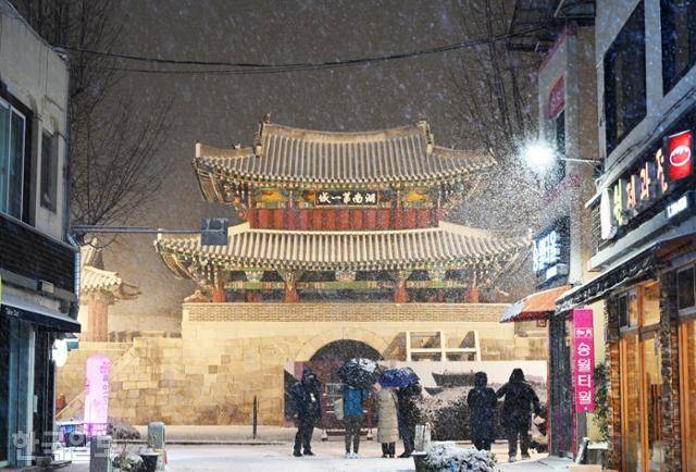 전주읍성의 남문인 풍남문. 전주 원도심 여행은 이곳을 중심으로 시작된다.