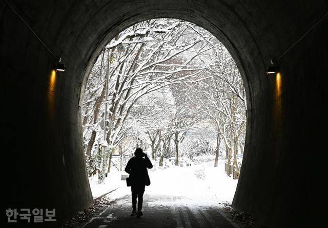 한벽루 아래 한벽굴. 전라선 폐터널이 요즘은 사진 명소가 됐다.