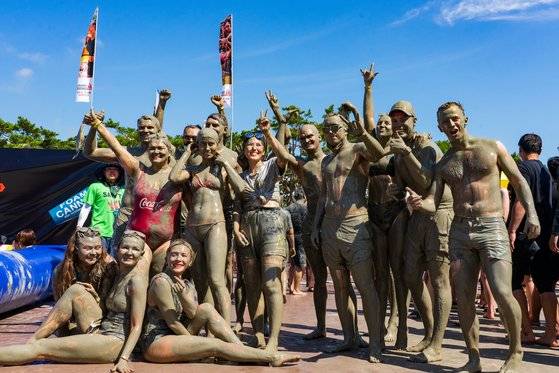 2022년에는 관광 분야도 서서히 일상을 회복했다. 주요 지역 축제가 3년 만에 부활한 것만 봐도 그렇다. 올여름 보령머드축제 현장에서 만난 외국인 참가자의 모습. 백종현 기자