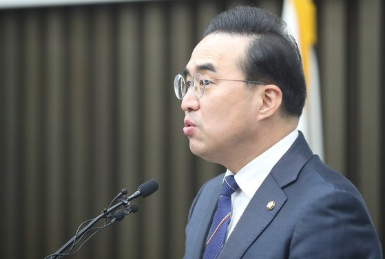 박홍근 더불어민주당 원내대표가 28일 서울 여의도 국회에서 열린 의원총회에서 모두 발언을 하고 있다. 뉴스1