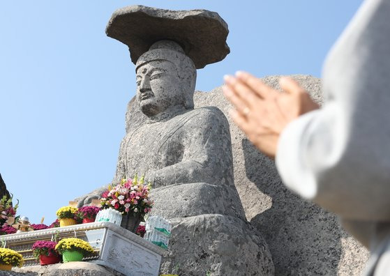 지난달 10일 수능을 일주일 앞두고 팔공산 갓바위에서 한 시민이 기도하고 있다.   연합뉴스