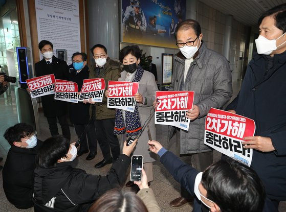 남인순 더불어민주당 이태원참사대책본부장과 민주당 의원들이 28일 오전 서울 서대문구 경찰청을 방문하며 취재진의 질의에 답변하고 있다.  이들은 이태원 참사 희생자와 유가족들에 대한 2차 가해 방지책 마련을 촉구했다. 뉴스1