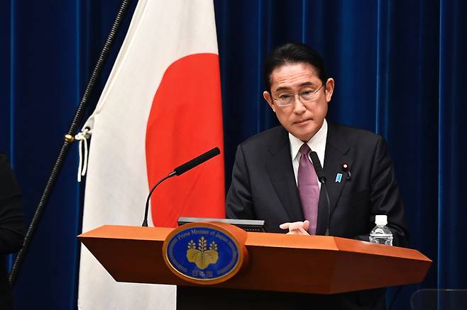 기시다 후미오 일본 총리가 지난 16일 도쿄 총리 관저에서 기자회견을 하고 있다. 이날 일본 정부는 각의(국무회의)를 통해 반격 능력 보유를 포함해 방위력을 근본적으로 강화하는 내용이 담긴 3대 안보 문서 개정을 결정했다. AP연합뉴스