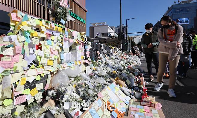 지난 11월 6일 오후 서울 용산구 이태원역 1번 출구 앞에 마련된 이태원 참사 추모공간이 조문객들로 붐비고 있다. <박형기기자>