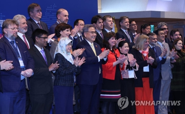 박진 외교장관이 28일 외교부에서 열린 인도-태평양 전략 설명회에서 참석자들과 기념촬영을 하고 있다. <사진=연합>