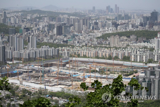 서울 강남구 대모산 전망대에서 바라본 강남 아파트 일대. 연합뉴스 자료 사진