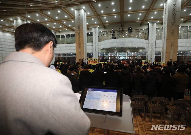 [서울=뉴시스] 김근수 기자 = 서울시 한 관계자가 28일 오후 서울 마포구 월드컵경기장에서 광역소각장 전략영향평가 설명회를 진행하고 있다. 2022.12.28. ks@newsis.com