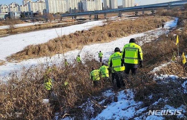 [파주=뉴시스] 송주현 기자 = 택시기사를 살해하고 아파트 옷장에 시신을 숨긴 30대 남성이 전 여자친구도 살해뒤 시신을 유기했다고 자백하면서 28일 오전 경기 파주시 공릉천 주변 시신 유기 장소에 대한 경찰 수색이 이틀째 이어지고 있다. 2022.12.28. atia@newsis.com