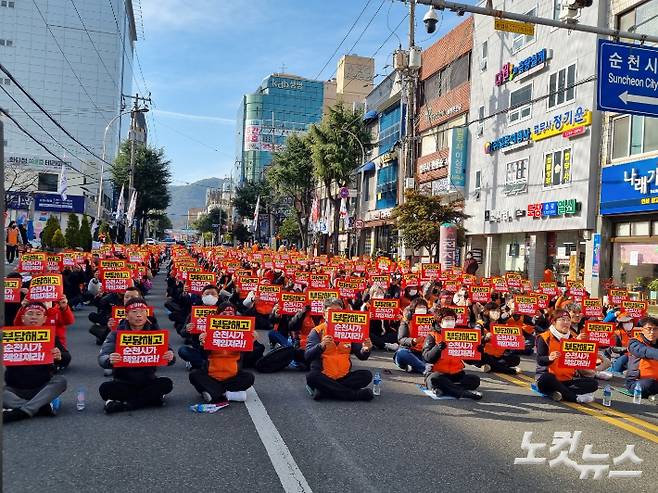 민주노총 공공연대노동조합 전남지부는 지난 8일 순천시청 앞에서 결의대회를 열고 순천만잡월드와 국가정원 노동자의 고용안정을 촉구했다. 박사라 기자