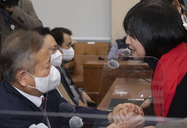 ▲27일 오후 국회에서 열린 '용산 이태원 참사 진상 규명과 재발 방지를 위한 국정조사 특별위원회'가 정회된 뒤 고 이지한 씨 어머니 조미은 씨가 이상민 행정안전부 장관의 손을 잡고 호소하고 있다. ⓒ연합뉴스