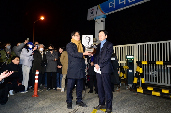 28일 0시를 기해 사면된 김경수 전 경남지사가 이날 새벽 자신이 출소한 경남 창원교도소 앞에서 입장표명을 하고 있다. 정부는 지난 27일 이명박 전 대통령과 김경수 전 지사 등이 포함된 신년 특별사면 대상자를 발표했다. 2022.12.28 뉴시스