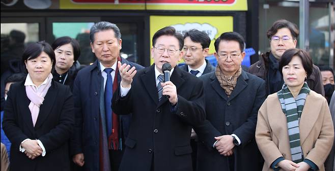 이재명 더불어민주당 대표가 12월28일 오후 광주 송정매일시장에서 열린 '검찰독재 야당탄압 규탄 연설회'에서 발언하고 있다. ⓒ 연합뉴스