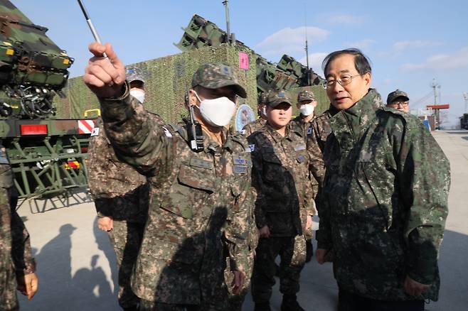 28일 한덕수 국무총리가 국군장병 위문을 위해 서울 공군 제3미사일방어여단 8787부대를 방문하고 있다. ⓒ연합뉴스