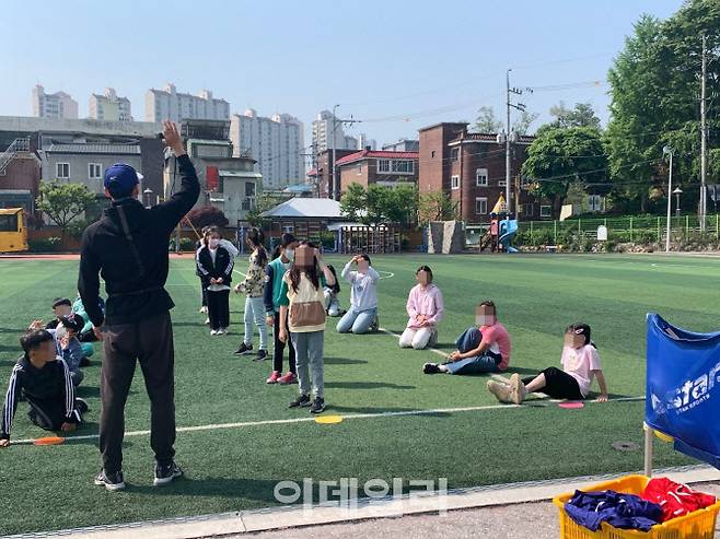 야외 마스크 착용 의무화 해제가 진행된 지난 5월 서울시 광진구 광장초등학교에서 체육교사가 수업을 진행하고 있다. 마스크 착용이 의무가 아니지만 많은 아이들이 여전히 마스크를 쓰고 있다. (사진=김윤정 기자)