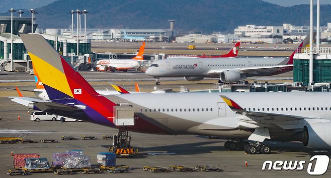 26일 인천국제공항 제1여객터미널 계류장에서 항공기들이 이륙준비를 하고 있다. 2022.12.26/뉴스1 ⓒ News1 민경석 기자