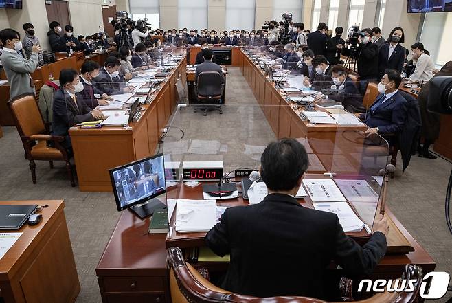 우상호 국회 용산 이태원 참사 진상규명과 재발방지를 위한 국정조사특별위원회 위원장이 27일 오전 서울 여의도 국회에서 열린 용산 이태원 참사 진상규명과 재발방지를 위한 국정조사특별위원회 전체회의에서 의사봉을 두드리고 있다. 2022.12.27/뉴스1 ⓒ News1 이재명 기자