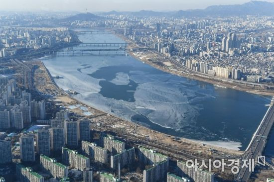 서울 송파구 롯데타워 전망대에서 바라본 한강과 아파트 단지 전경. 얼어붙은 올해의 부동산 시장처럼 한강이 얼어있다./강진형 기자aymsdream@