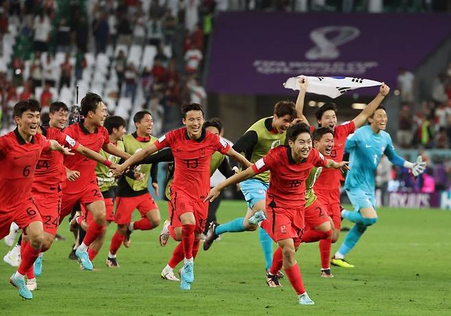 한국 축구대표팀이 11월 개막한 2022 국제축구연맹(FIFA) 카타르 월드컵에서 파울루 벤투 감독 지휘 아래 16강 진출의 쾌거를 이뤘다. 지난 3일 오전(한국시간) 카타르 알라이얀의 에듀케이션 시티 스타디움에서 열린 2022 카타르 월드컵 조별리그 H조 3차전 대한민국과 포르투갈 경기에서 승리를 거두며 16강 진출에 성공한 대표팀이 기뻐하며 그라운드를 달리고 있다. /연합뉴스