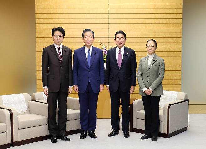 일본 연립 여당인 공명당 야마구치 나쓰오 대표가 28일 총리 관저에서 기시다 총리를 만나 한국 방문을 보고했다. 총리 관저 누리집