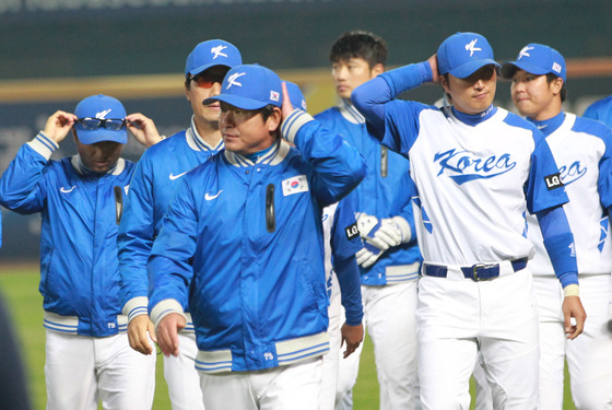 지난 2013년 3월 5일 저녁 한국 야구대표팀과 대만의 2013WBC본선 1라운드 경기가 대만 타이중 인터콘티넨털구장서 열렸다. 한국 류중일(가운데) 감독이 대만에 3-2로 이기고도 본선 2라운드에 탈락하자 아쉬운 표정을 지으며 선수들과 더그아웃으로 들어오고 있다. 타이중(대만)=이호형 기자