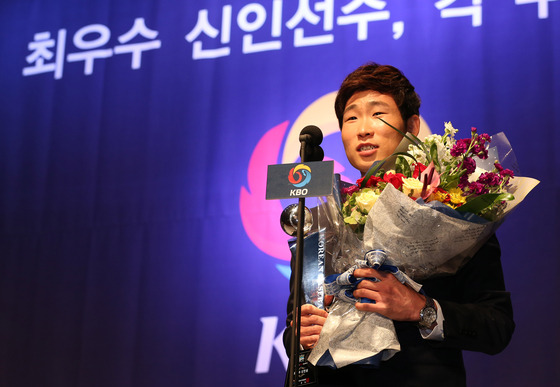 지난 2013년 11월 4일 오후 서울 삼성동 인터콘티넨탈 호텔에서 열린 2013프로야구 MVP 및 신인상, 각 부문 시상식에서 최우수신안선수상을 수상한 NC 이재학이 소감을 말하고 있다. 김민규 기자