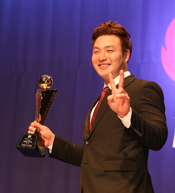 지난 2013년 11월 4일 오후 서울 삼성동 인터콘티넨탈 호텔에서 열린 2013프로야구 MVP 및 신인상, 각 부문 시상식에서 MVP를 수상한 넥센 박병호가 포즈를 취하고 있다. 김민규 기자