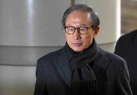 다스 자금 횡령과 거액의 뇌물을 받은 혐의로 기소된 이명박 전 대통령이 19일 오후 서울 서초구 서울고등법원에서 열린 2심 선고 공판에 출석하고 있다.이 전 대통령은 1심에서 특정범죄가중처벌 등에 관한 법률위반(뇌물) 등의 혐의로 징역 15년을 선고 받았다. 검찰은 지난달 열린 결심 공판에서 1심 구형량보다 높은 징역 23년과 벌금 320억 원을 구형했다. [사진=아이뉴스24 포토DB]