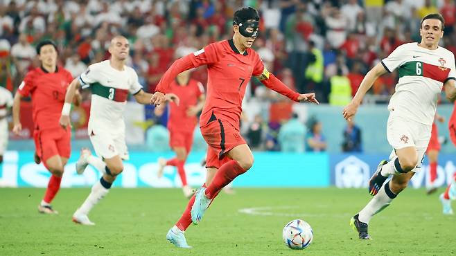 한국축구대표팀 공격수 손흥민(가운데)이 카타르월드컵 포르투갈전에서 70m를 질주했다. 절묘한 패스를 찔러줘 황희찬의 결승골을 어시스트했다. 김현동 기자