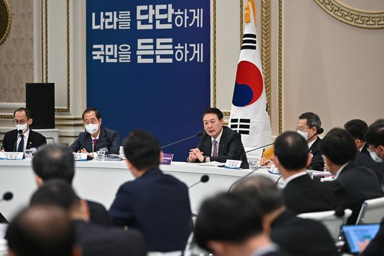 윤석열 대통령이 28일 비서실, 안보실 참모와의 회의에서 “북한의 어떤 도발에도 확실하게 응징, 보복하라. 그것이 도발을 억제할 수 있는 가장 강력한 수단”이라고 말했다. 윤 대통령이 이날 앞서 열린 과기정통부·개인정보보호위원회·원자력안전위원회 업무보고를 주재하고 있다. [사진 대통령실]